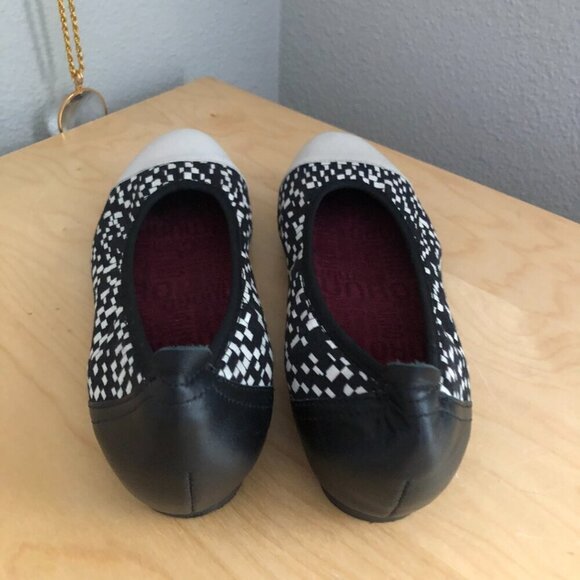 Munro Henlee Ballet Flat - Picture 4 of 11
